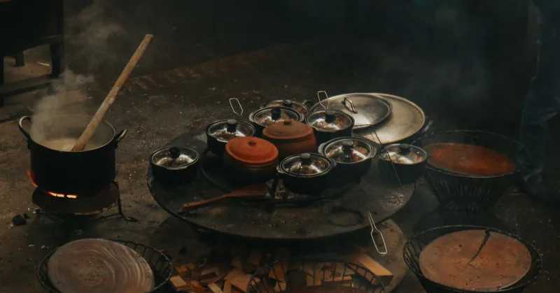 Cocinar para sobrevivir: los orígenes africanos, indígenas e ibéricos que forjaron la identidad criolla en cada plato