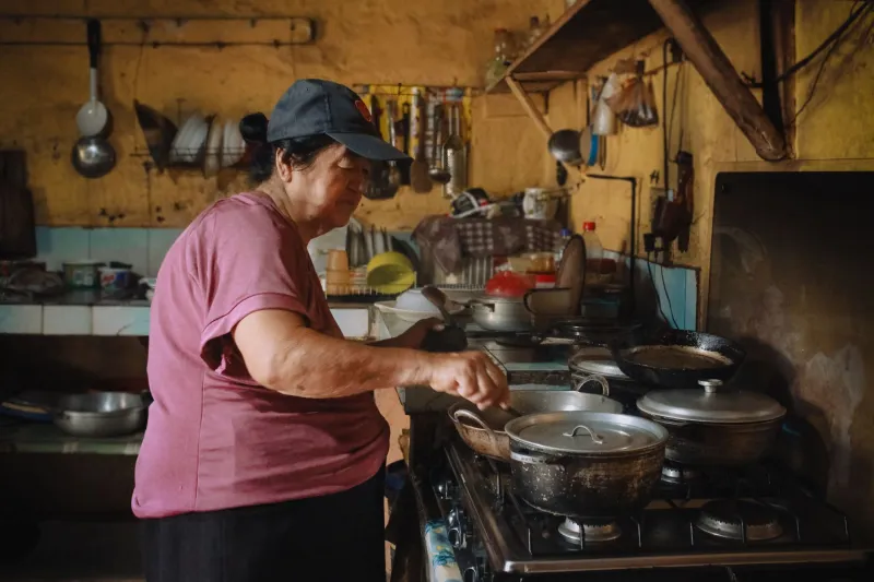 "Camarón que se duerme, se lo lleva la corriente": cuando los refranes criollos nos enseñaron a cocinar y a vivir